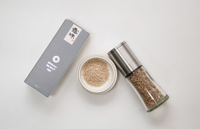 オイスター塩、非加熱、熟成塩、フレーバーソルト、あっけしそう roju プレミアム天日塩60g　ミルタイプ